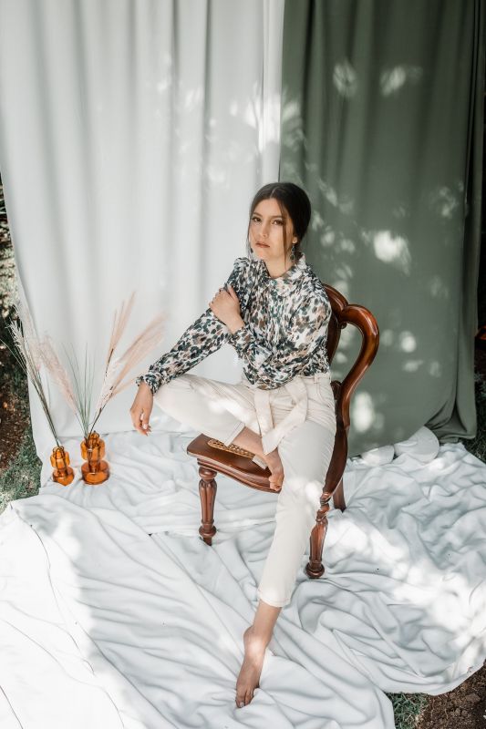 Chemise à imprimé blanc cassé et rayures vertes pour une tenue originale et raffinée.