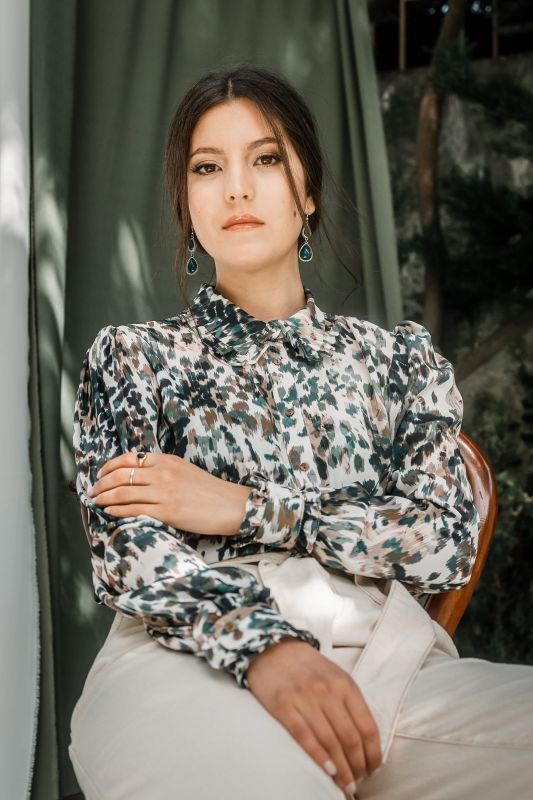 Chemise à imprimé blanc cassé et rayures vertes pour une tenue originale et raffinée.