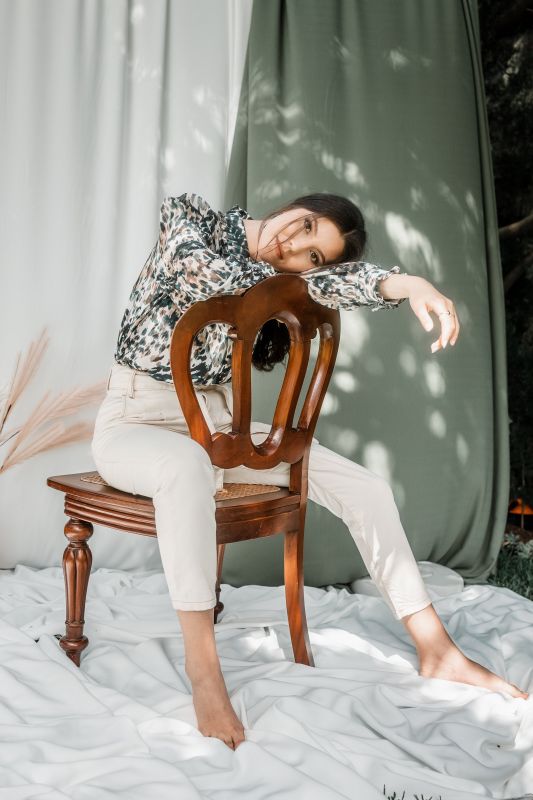Chemise à imprimé blanc cassé et rayures vertes pour une tenue originale et raffinée.