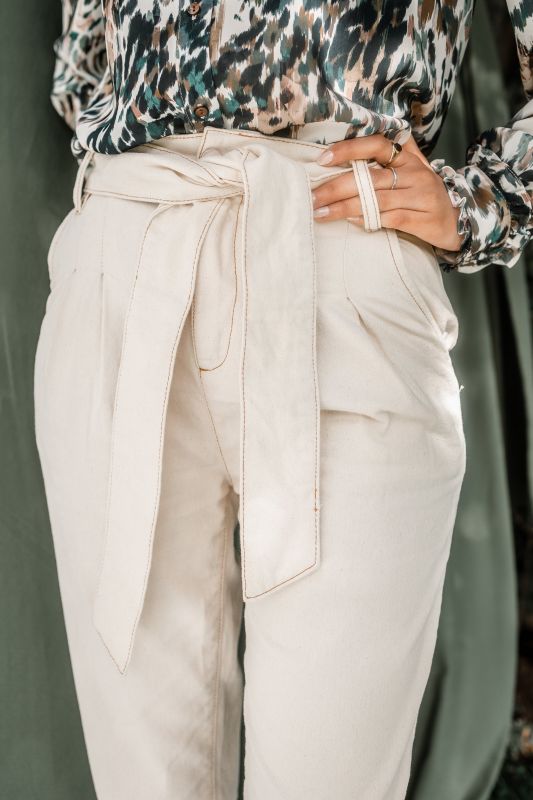 Jean féminin dans une teinte blanche pure.