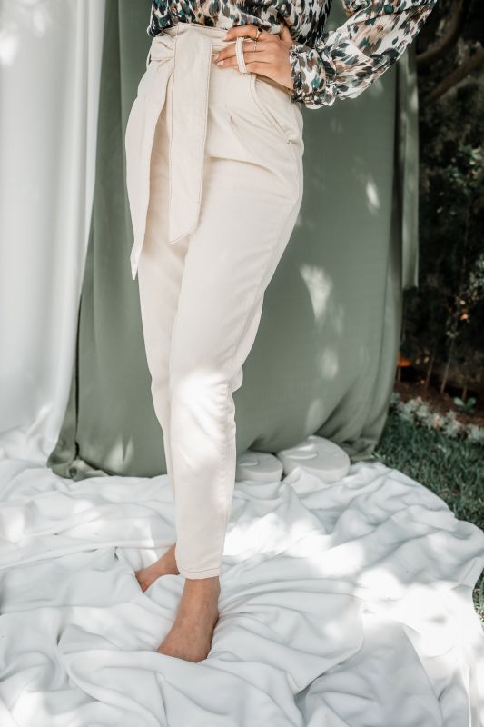 Détails du jean : Couleur blanche et coupe moderne.