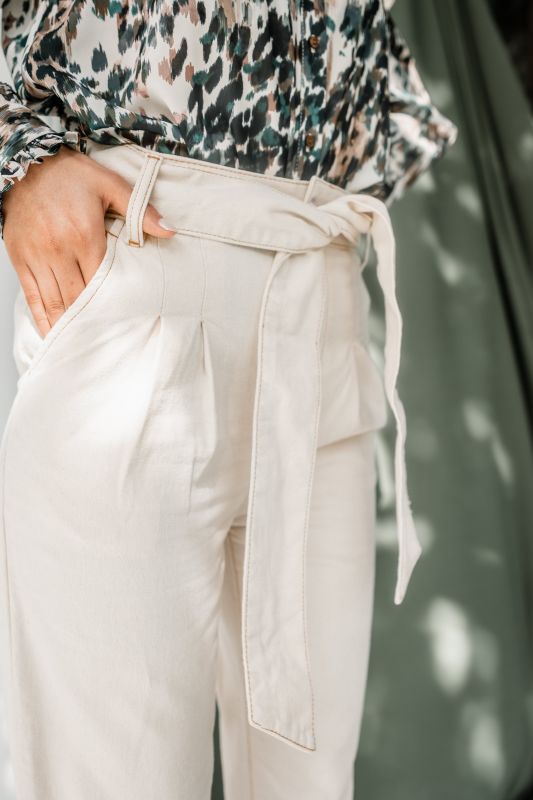 Détails du jean : Couleur blanche et coupe moderne.