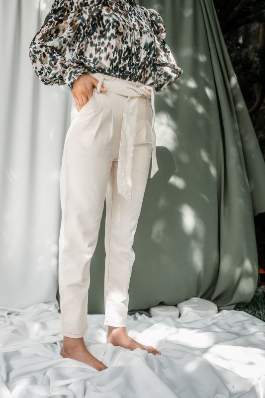 Détails du jean : Couleur blanche et coupe moderne.