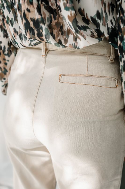 Détails du jean : Couleur blanche et coupe moderne.