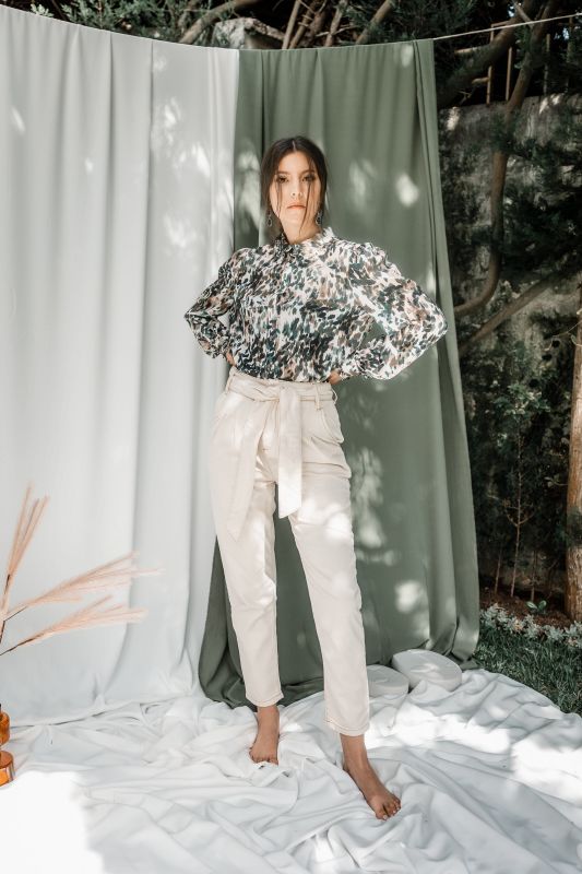 Jean blanc pour une tenue légère et polyvalente en toute occasion.