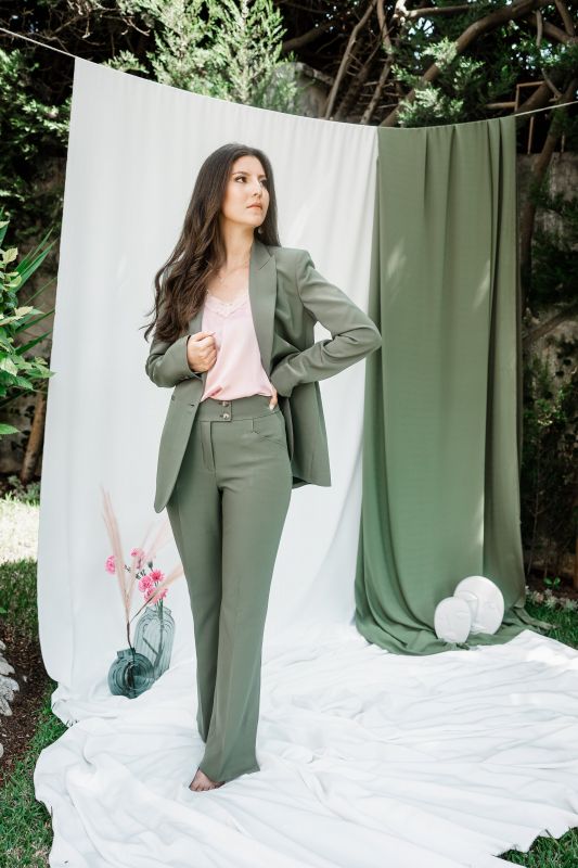 Pantalon en kaki, pour un look décontracté et chic.