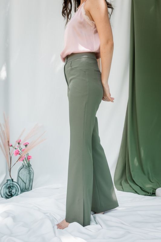 Pantalon en kaki, pour un look décontracté et chic.