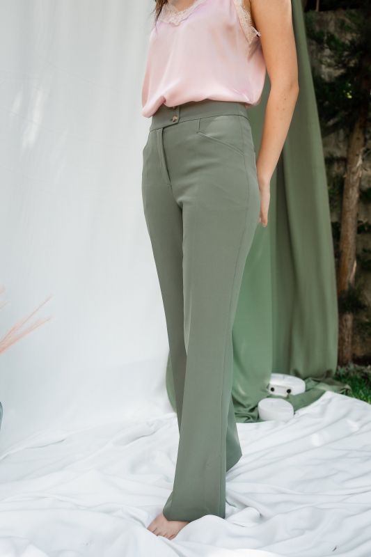 Détails du pantalon kaki, une pièce décontractée et élégante.