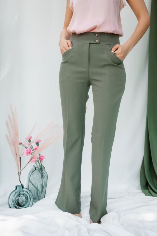 Détails du pantalon kaki, une pièce décontractée et élégante.