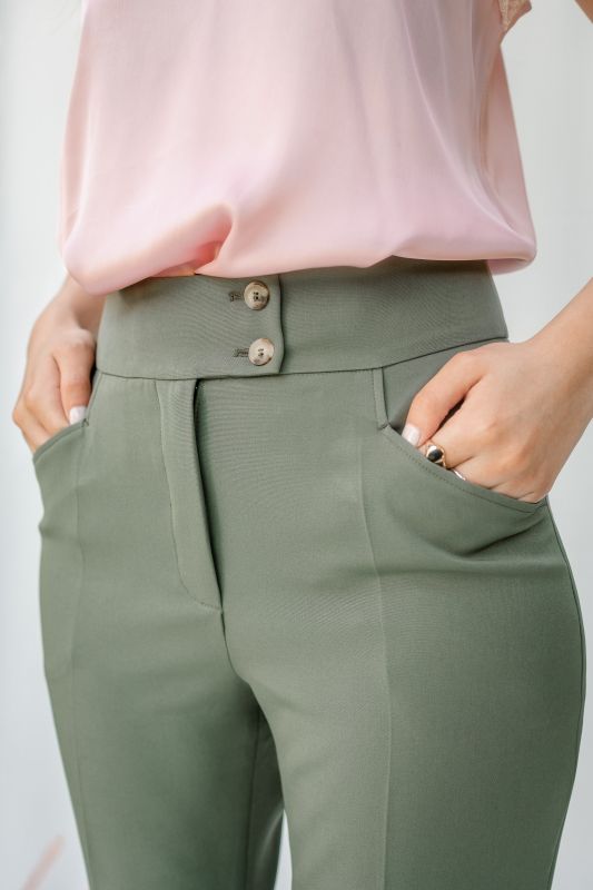 Détails du pantalon kaki, une pièce décontractée et élégante.
