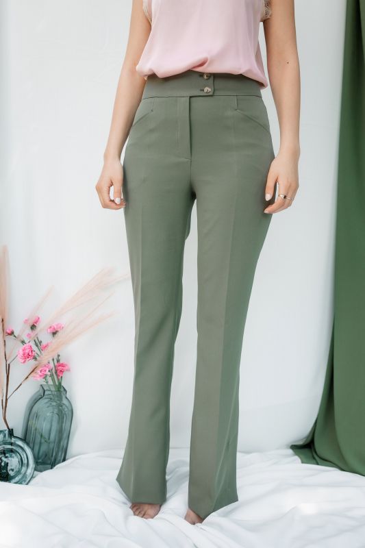 Détails du pantalon kaki, une pièce décontractée et élégante.
