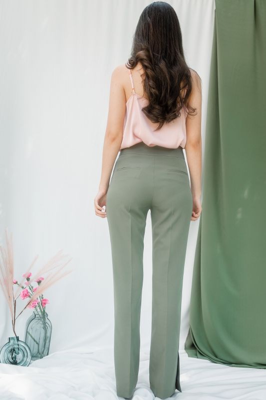 Détails du pantalon kaki, une pièce décontractée et élégante.