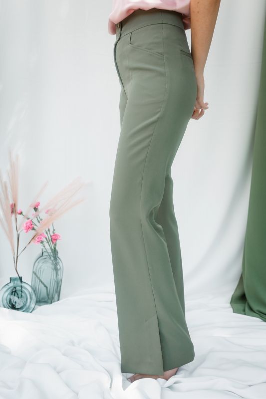 Détails du pantalon kaki, une pièce décontractée et élégante.