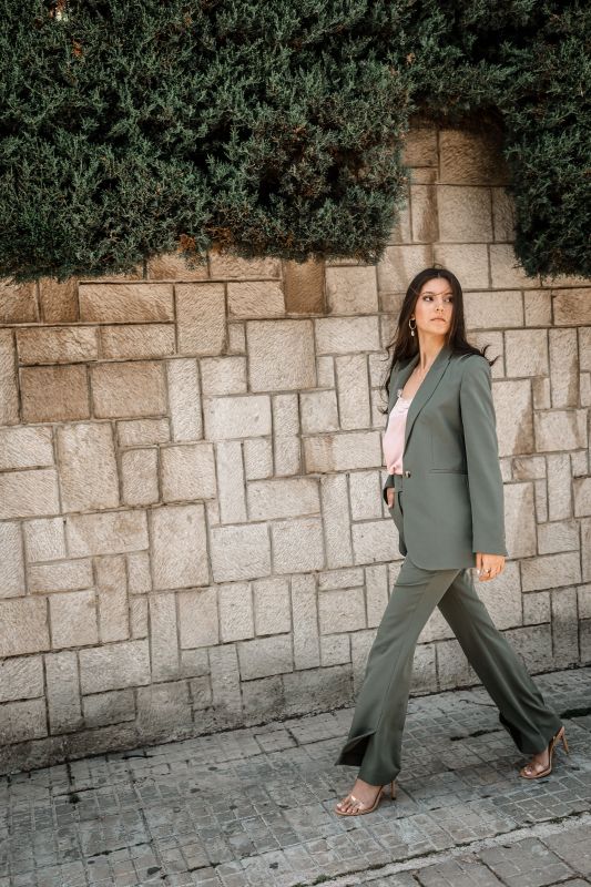 Un pantalon kaki pour femmes, une tenue confortable et stylée.