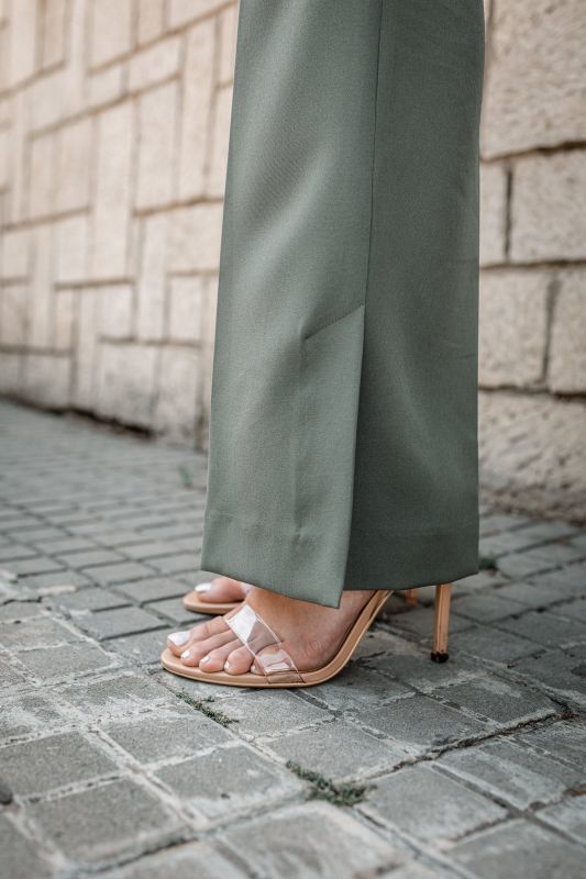 Détails du pantalon kaki, une pièce décontractée et élégante.