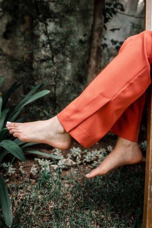 Détails du pantalon safran, une option élégante et vibrante.