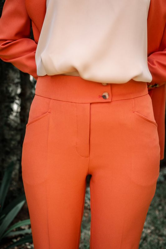 Détails du pantalon safran, une option élégante et vibrante.