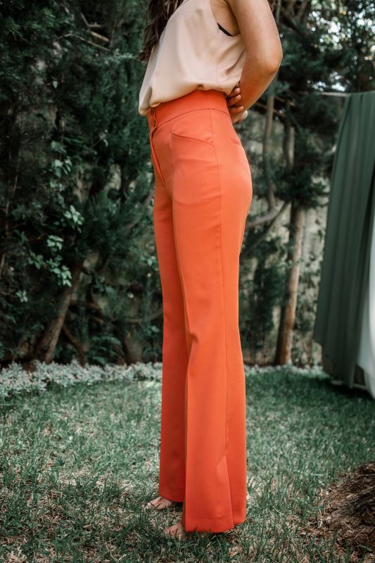 Un pantalon de couleur safran pour femmes, une tenue lumineuse et stylée.