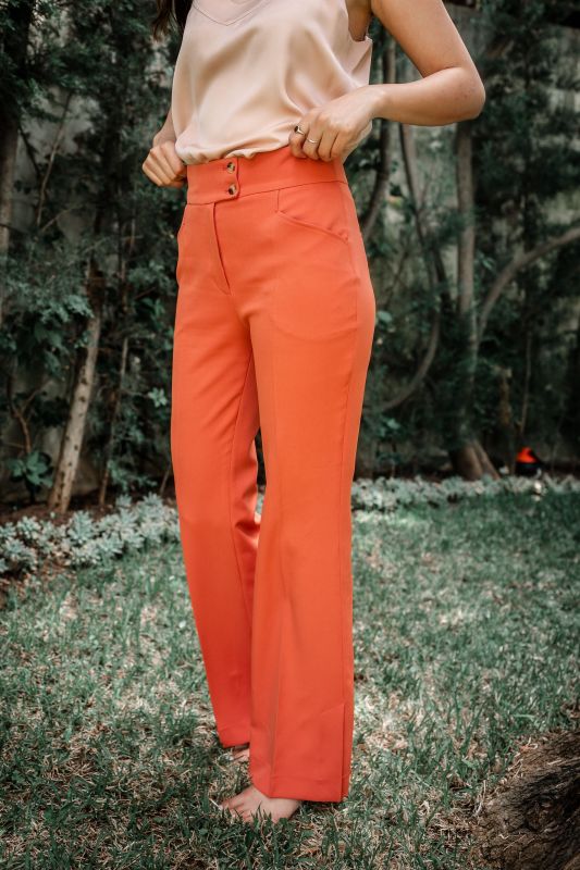 Détails du pantalon safran, une option élégante et vibrante.