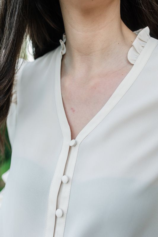 Détails de la blouse blanche