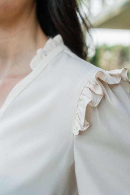 détails de la blouse blanche