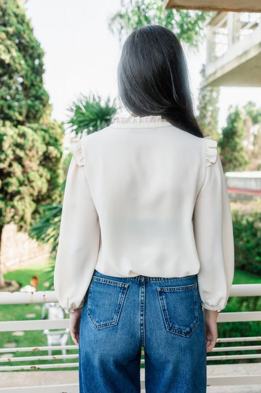 le dos de la blouse blanche