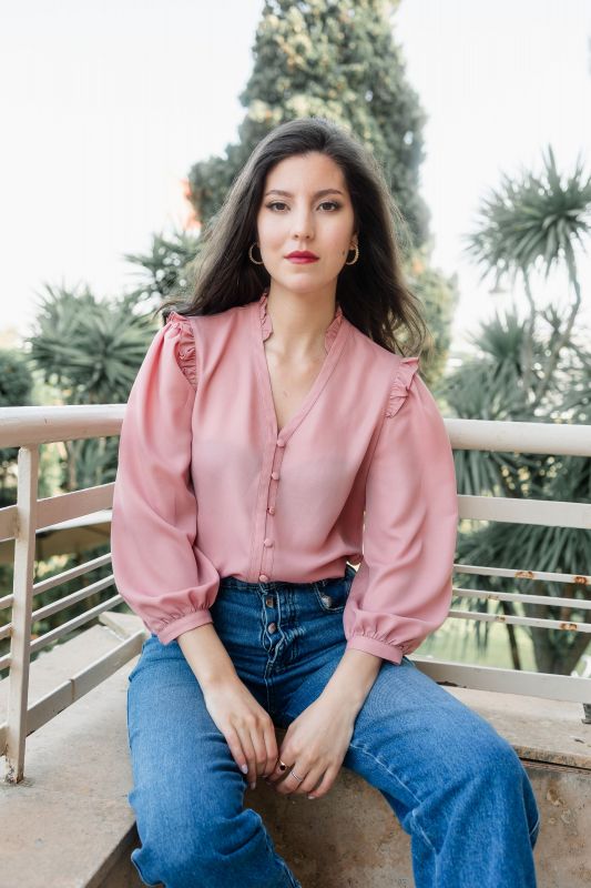 Élégante blouse en rose à manches longues avec de petits boutons. BLOUSE A PETITS VOLANTS