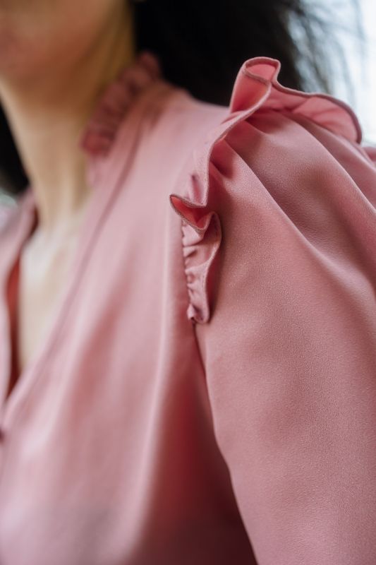 Détails de la blouse rose