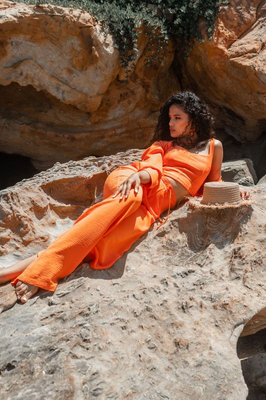 Chemise orange éclatante pour femmes.