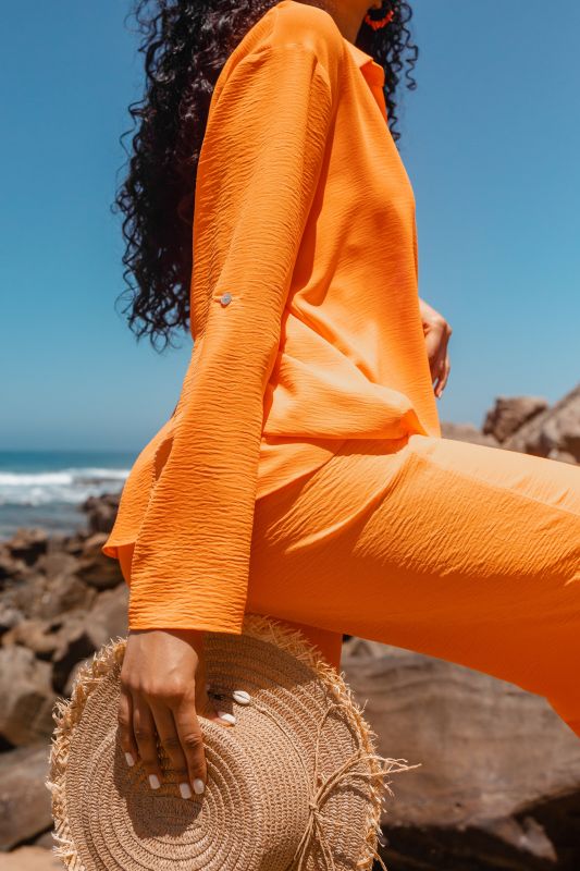 Chemise féminine au style audacieux, couleur orange.