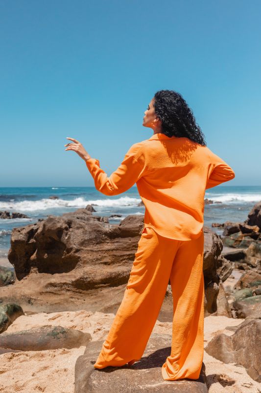 Élégante chemise de couleur vive en orange.