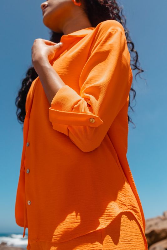 Détails uniques sur cette CHEMISE orange.