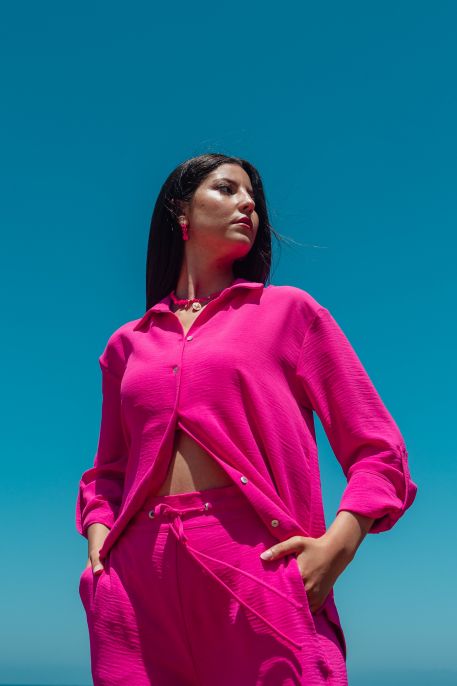 Chemise rose foncé pour une allure élégante.