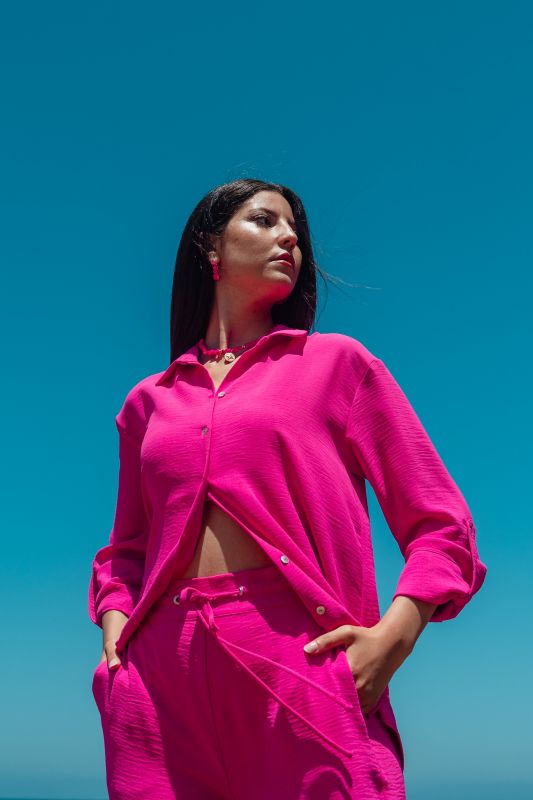 Chemise rose foncé pour une allure élégante.
