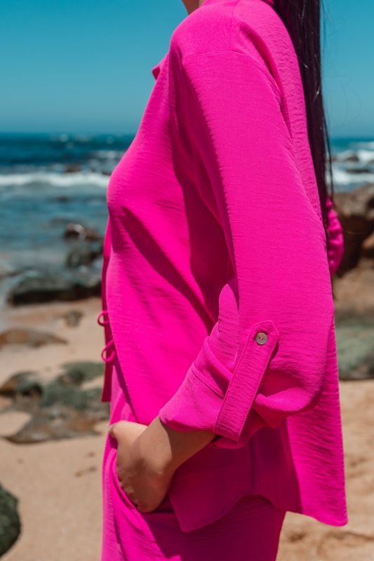 Chemise d'une teinte rose foncée : Un look raffiné.