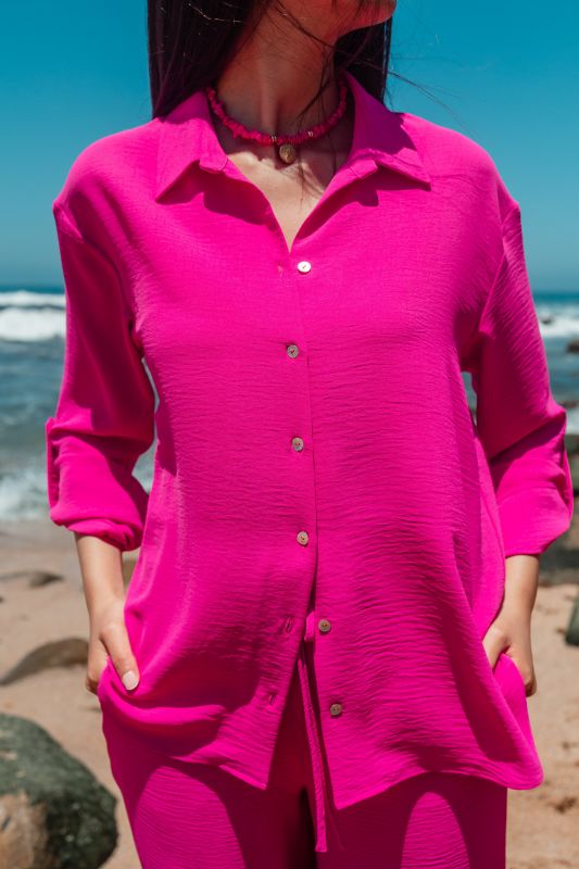 Détails de la chemise rose foncé.