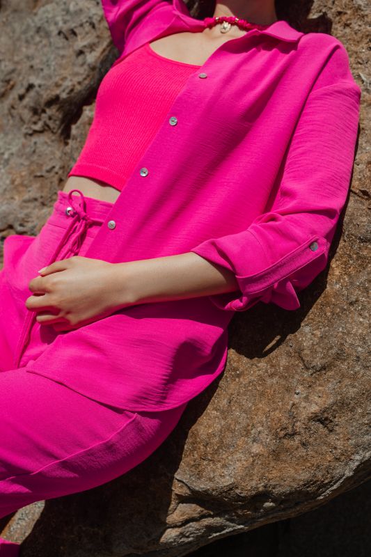 Détails de la chemise : Couleur rose profond et design moderne.