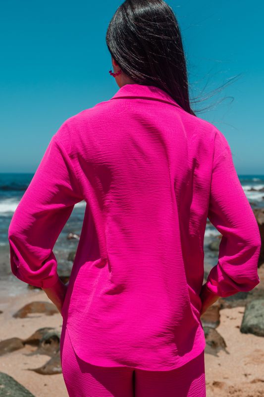 Chemise rose foncé pour un style sophistiqué en toutes occasions.