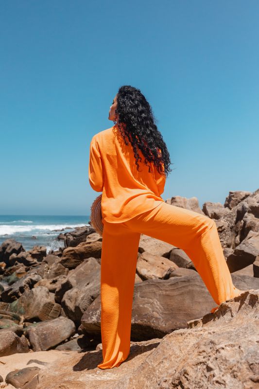 Pantalon long orange pour femmes.