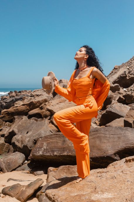 Pantalon long orange pour femmes.