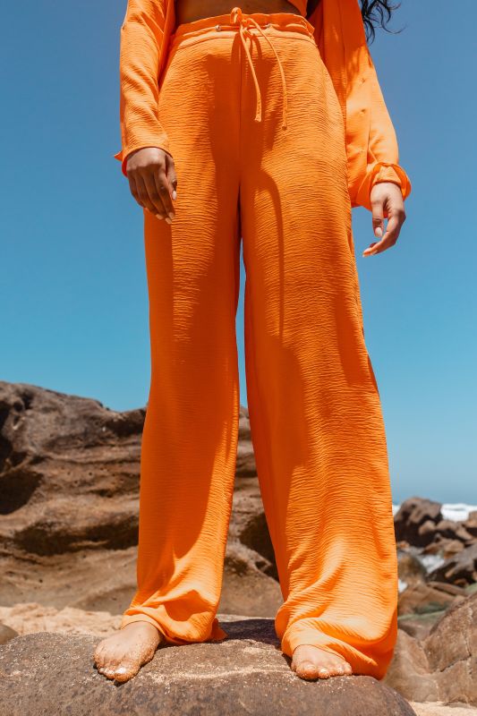 Pantalon de couleur orange de style long pour dames.