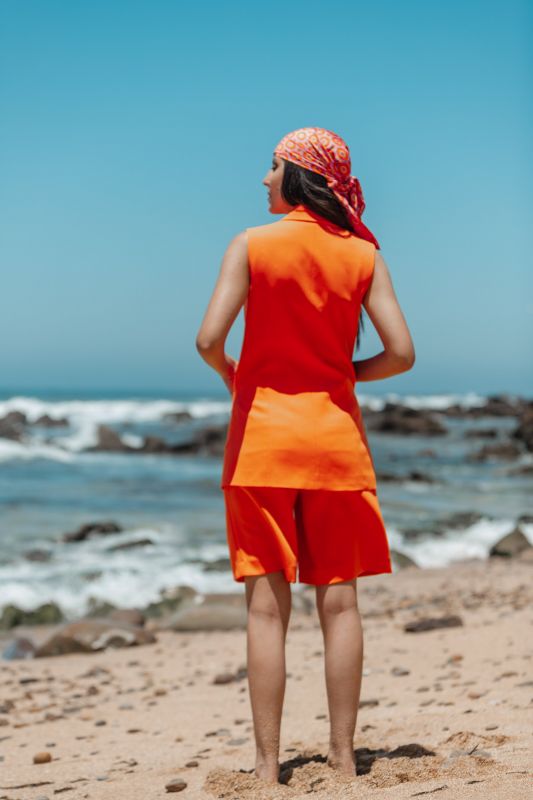 Gilet féminin dans une nuance d'orange dynamique.