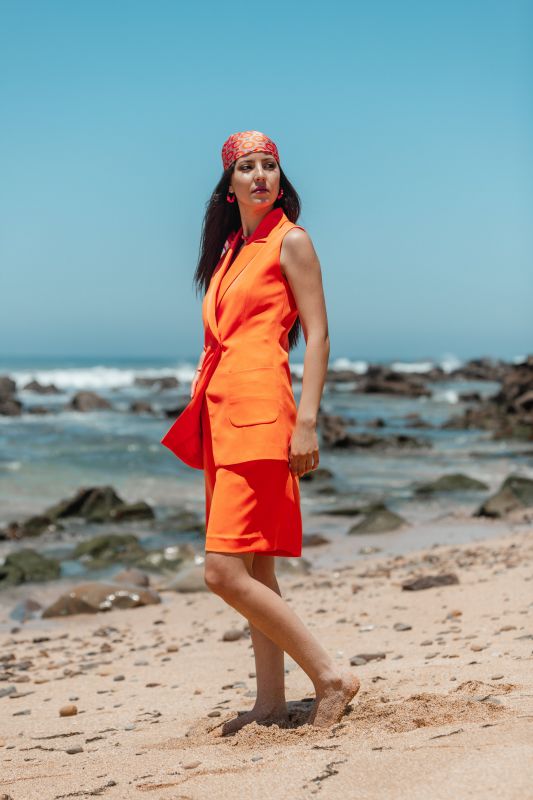 Gilet orange pour une tenue éclatante et pleine de vie.