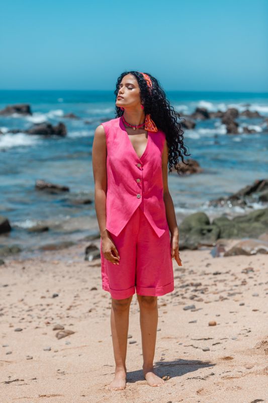 Gilet féminin dans une nuance de rose délicate.