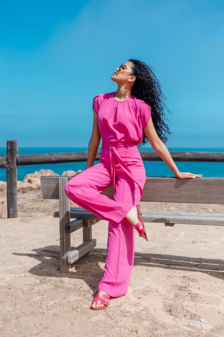 Un élégant pantalon rose pour femmes, une tenue remarquable.