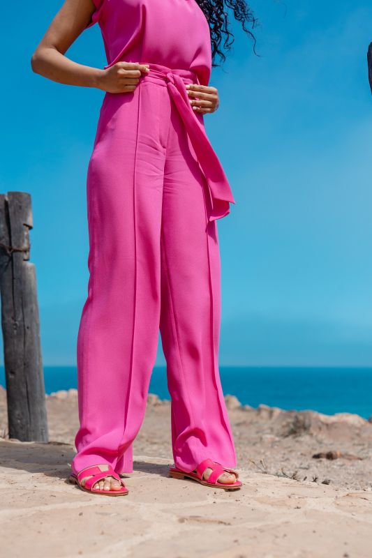 Détails du pantalon rose féminin, une option chic.
