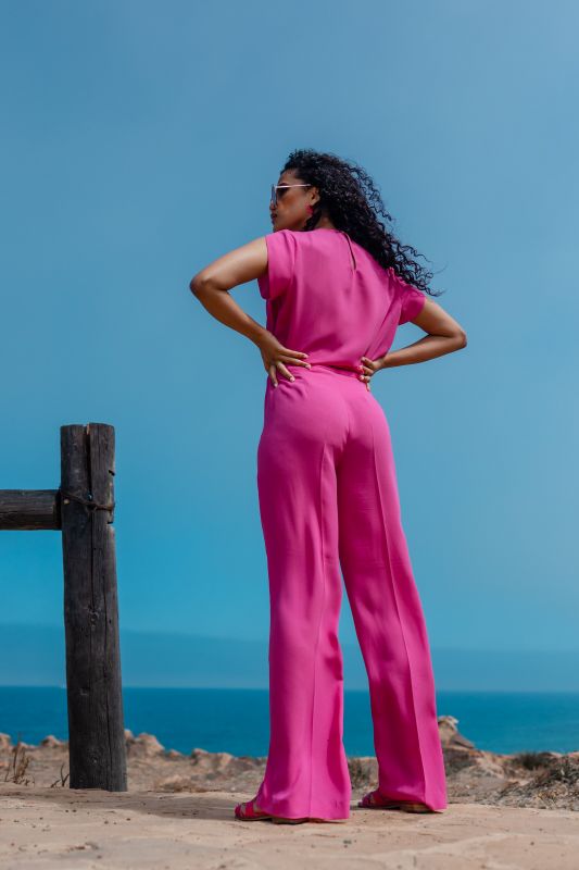 Pantalon rose pour dames, pour un look raffiné.
