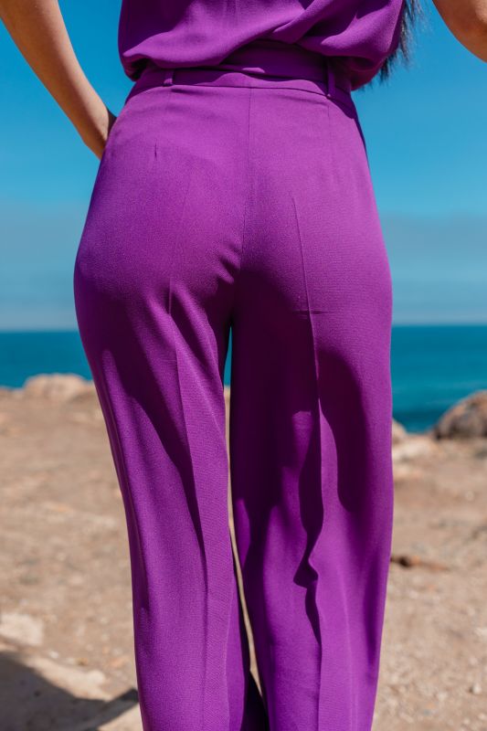 Détails du pantalon mauve, une pièce polyvalente pour toutes les saisons.