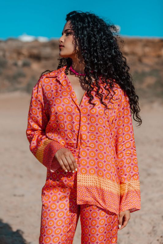 Chemise orange à motifs de cercles pour femme : Une touche de gaieté.