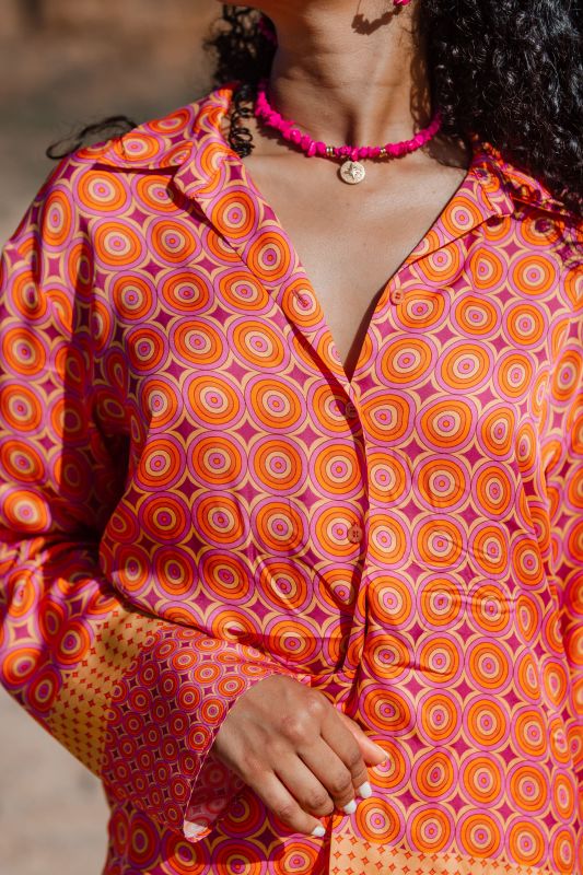 Détails de la chemise : Motifs de cercles et couleur orange.